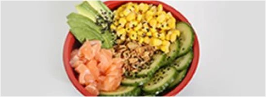 Sushirijst, mais, avocado, komkommer, sojabonen, sesammix, krokante uitjes en zalm