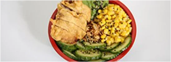 Sushirijst, mais, avocado, komkommer, sojabonen, sesammix, krokante uitjes, gefrituurde kip en teriyakisaus