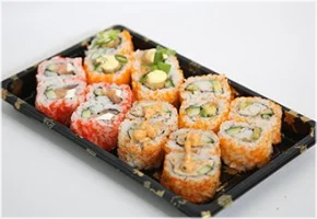 4 pittige kipmix, 4 garnaalrol, 4 zalmrol, 4 californiarol